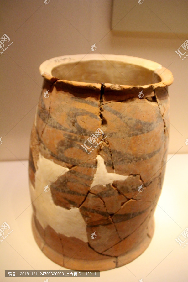 筒形彩陶罐