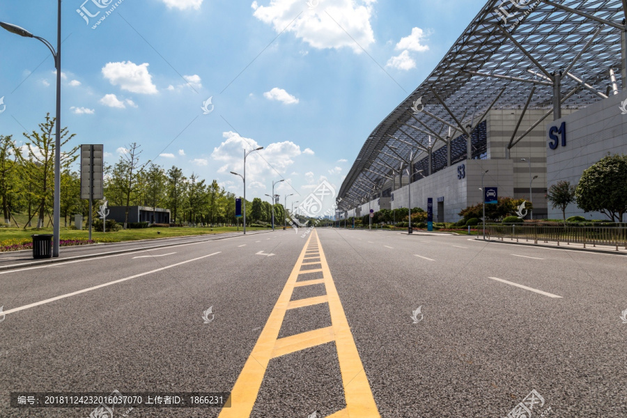 重庆国博中心和空旷的道路