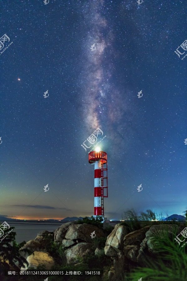 海边灯塔上的星空银河