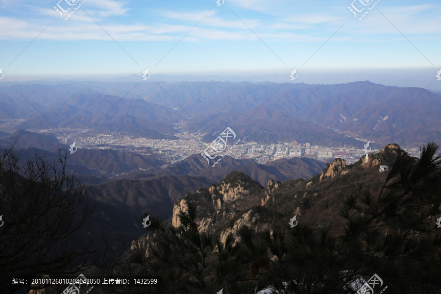 群山环绕都市