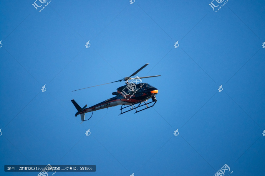各种飞行姿态的直升机素材