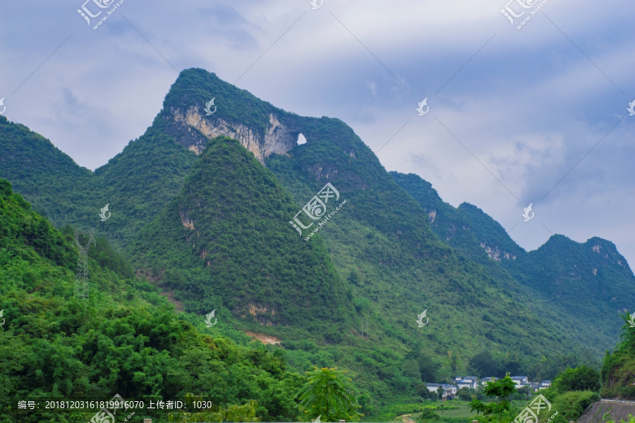 喀斯特地貌青山