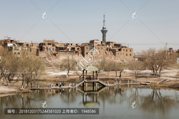 古城建筑桥旁