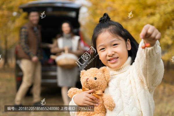 快乐的一家三口自驾旅行