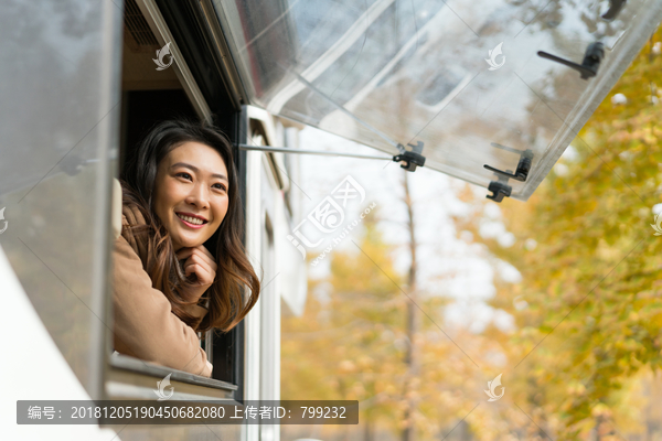 年轻女子自驾旅行