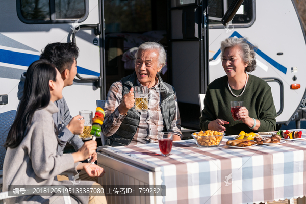 快乐的一家人秋游野餐