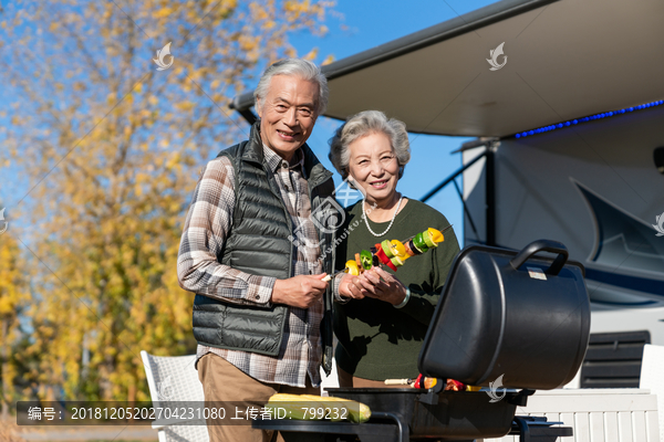 老年夫妻秋游野餐烧烤