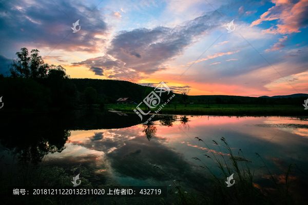 晚霞满天水中倒影