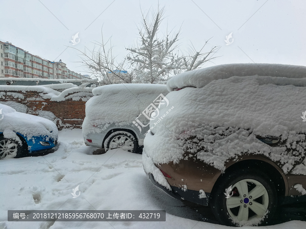 大雪覆盖汽车场景