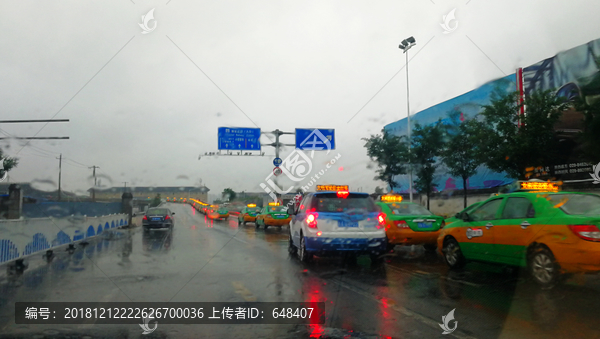 大雨中排队的出租车