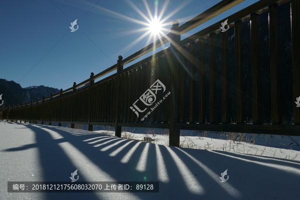 栏杆上的太阳光芒