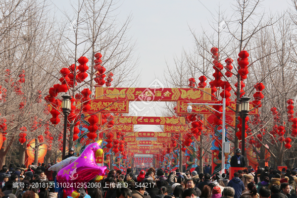 地坛庙会过春节的人群