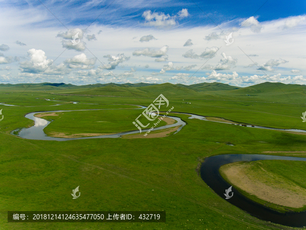 航拍草原河流牧场