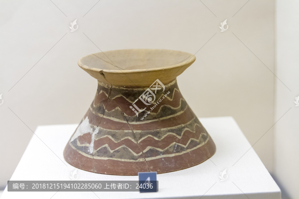 山东博物馆展品波折纹彩陶器座