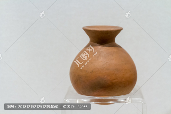 山东博物馆展品大汶口文化红陶壶