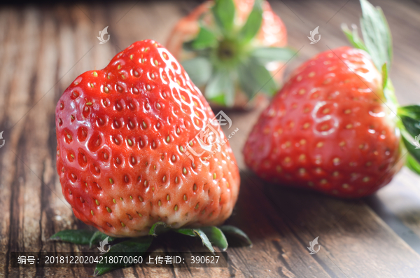 木板上的新鲜草莓
