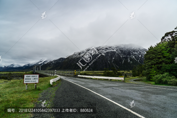 雪山湖泊