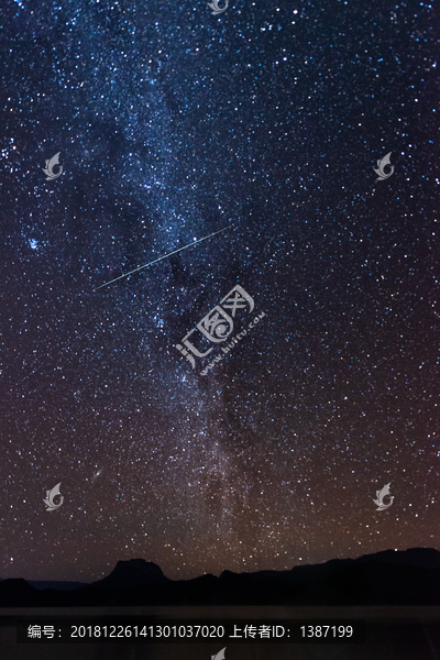 泸沽湖夜晚的银河星空和流星