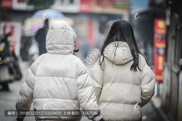 雪天逛街的女学生