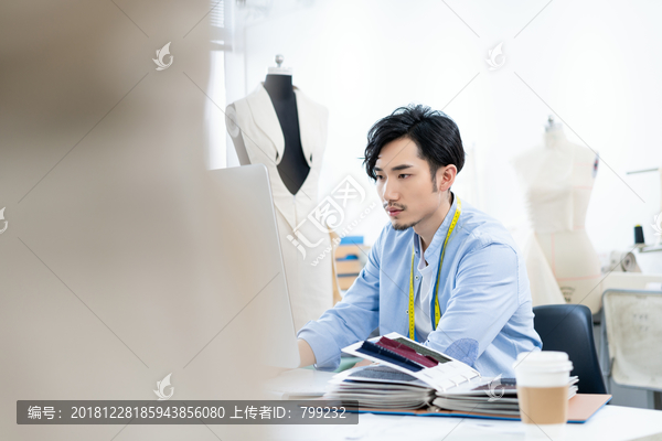 年轻男服装设计师