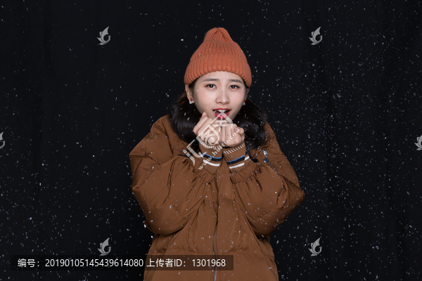 女孩玩雪图片大全