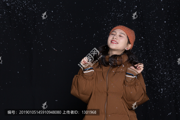 女孩玩雪图片大全