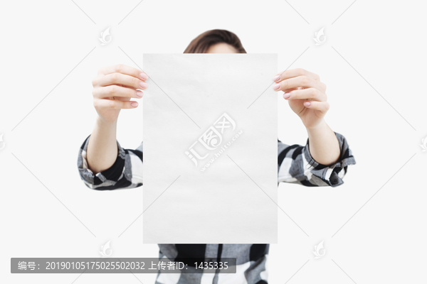 美女手拿設(shè)計(jì)作品展示產(chǎn)品模型