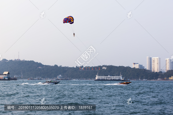 泰国芭提雅海上滑翔伞
