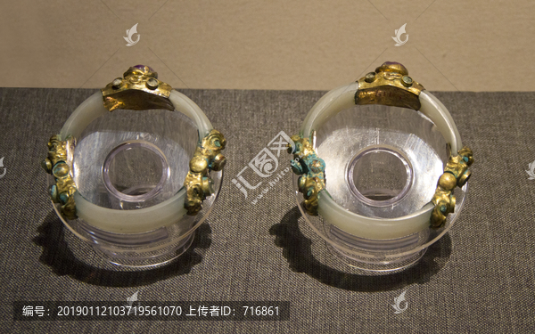 唐代鎏金铜兽首铰链玉臂环