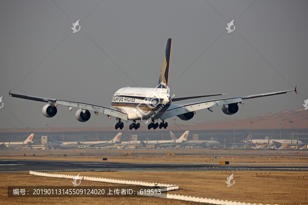 空客A380巨型飞机降落