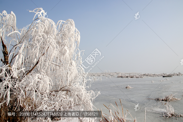 冬日结冰湖面