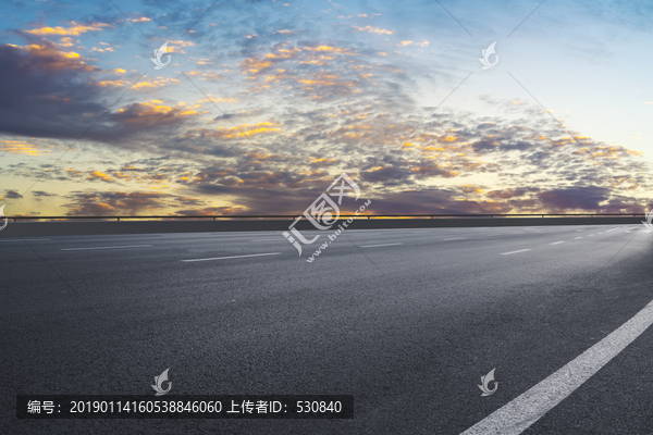 公路道路和天空云彩