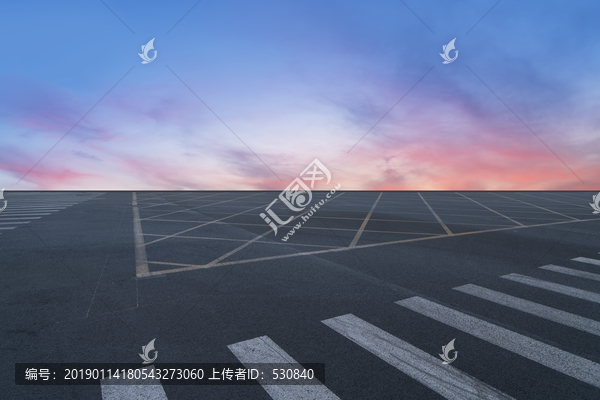 天空云彩和沥青路面