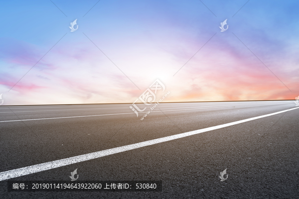 天空云彩和道路地面