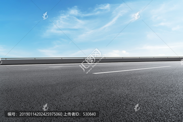 公路道路和天空云彩