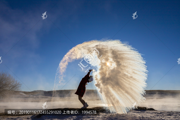 撒水成冰