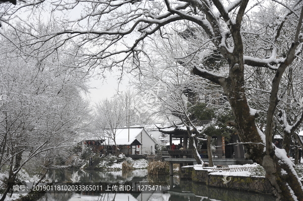 积雪覆盖的江南园林