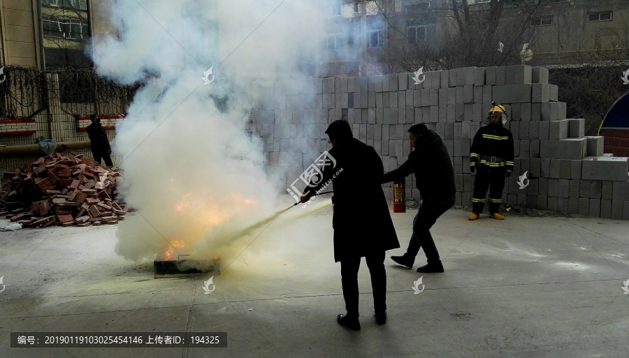 观摩学习消防演练