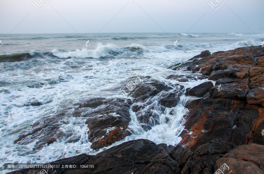 海浪拍岸