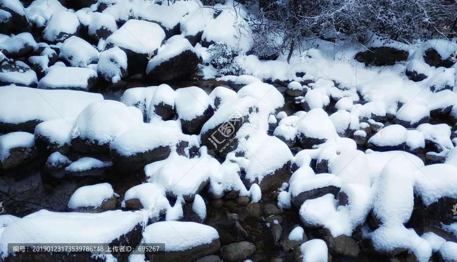 石头上的雪