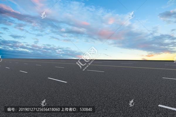 道路地面和天空云彩