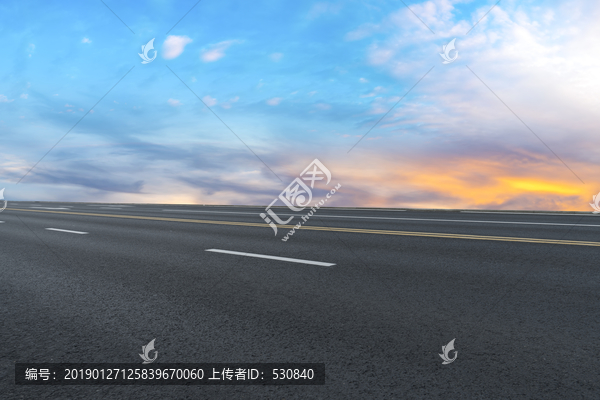 道路地面和天空云彩