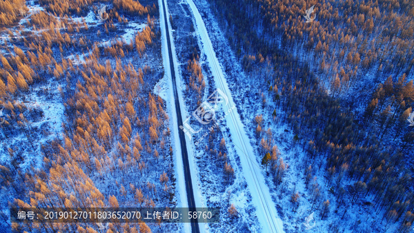 穿越冰雪森林的铁路公路