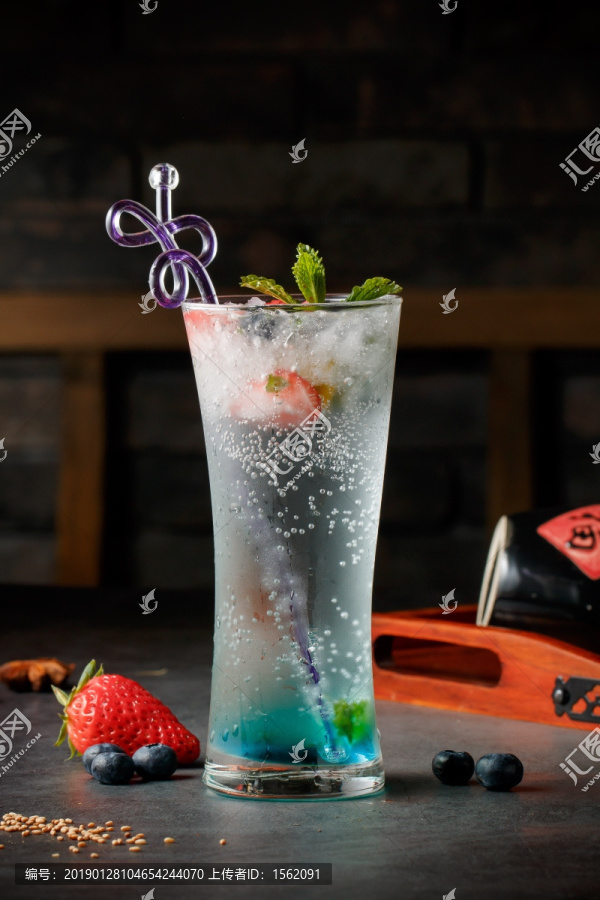 蓝莓草莓气泡水