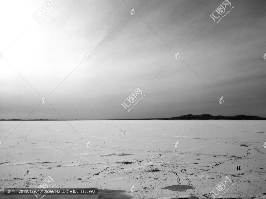 冰封的湖面