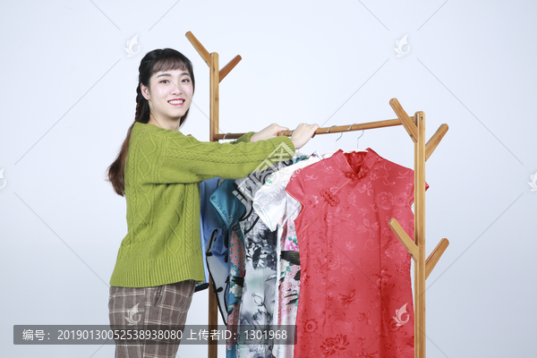 女子购买衣服素材图片