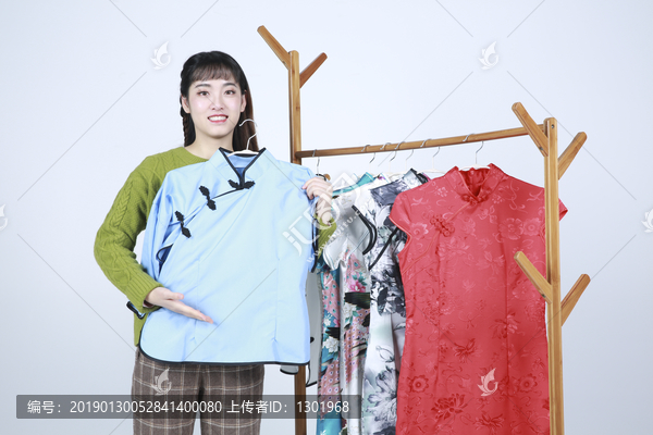 女子商店购买衣服图片大全