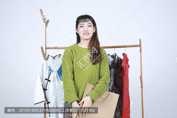 女子在商店购买衣服图片大全