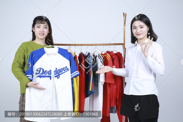 女子在商店购买衣服高清大图