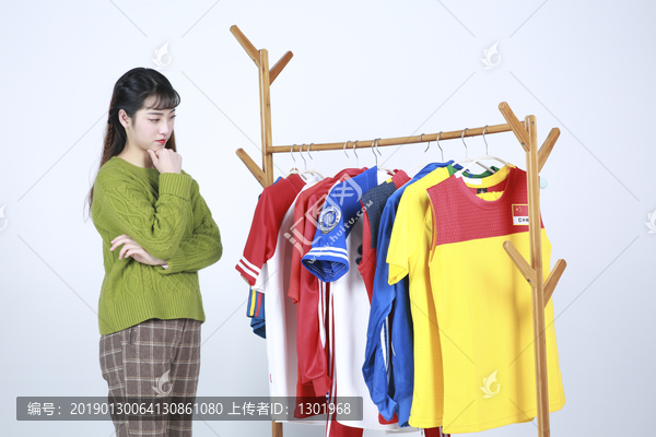 女子商店购买衣服摄影图片